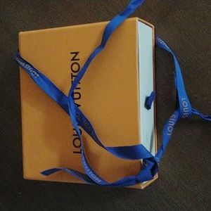 Louis vuitton mens wallet never used comes with original box dust rag